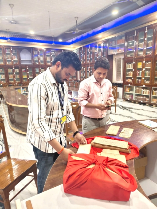 प्राचीन पांडुलिपियाँ का डिजिटल संरक्षण करते हुए प्राचीन पांडुलिपियाँ का डिजिटल संरक्षण करते हुए