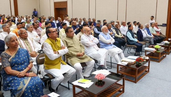 मंत्रिपरिषद की बैठक में प्रधानमंत्री नरेन्द्र मोदी और अन्य मंत्री मंत्रिपरिषद की बैठक में प्रधानमंत्री नरेन्द्र मोदी और अन्य मंत्री