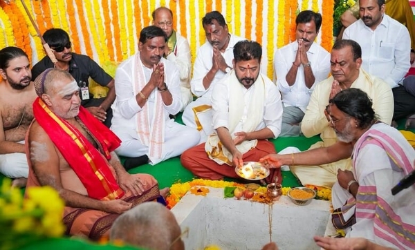 तेलंगाना के सीएम रेवंत रेड्डी यादगिरी गुट्टा दौरे पर तेलंगाना के सीएम रेवंत रेड्डी यादगिरी गुट्टा दौरे पर
