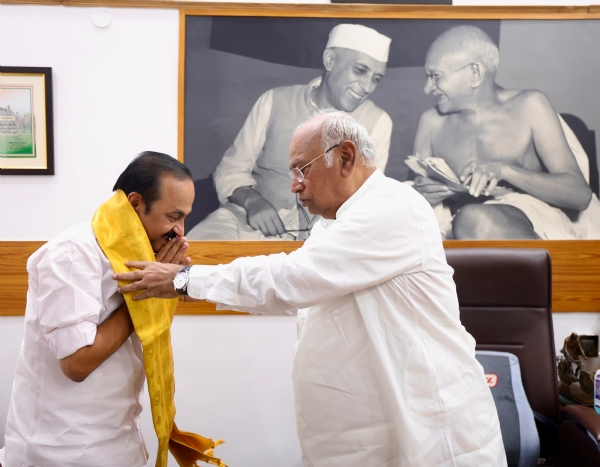 दिल्ली में कांग्रेस अध्यक्ष मल्लिकार्जुन खरगे से मुलाकात करते हुए केरल के मुख्यमंत्री वीडी सतीशन।