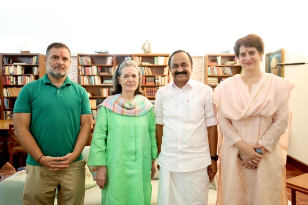 कांग्रेस संसदीय दल की अध्यक्ष सोनिया गांधी, लोकसभा में नेता प्रतिपक्ष राहुल गांधी और वायनाड से सांसद प्रियंका गांधी वाड्रा से मुलाकात करते हुए केरल के मुख्यमंत्री वीडी सतीशन।