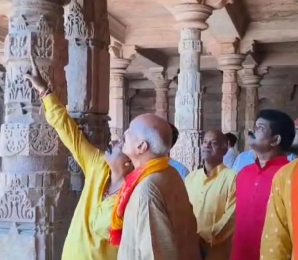 भोजशाला का अवलोकन करते हुए