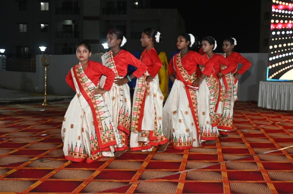 सांस्कृतिक कार्यक्रम प्रस्तुत करती बालिकाएं सांस्कृतिक कार्यक्रम प्रस्तुत करती बालिकाएं