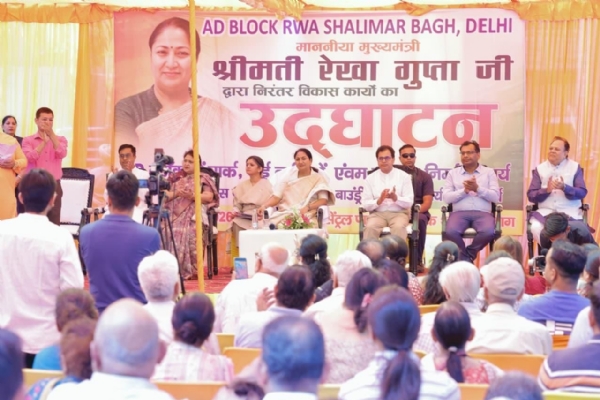 मुख्यमंत्री रेखा गुप्ता शनिवार को शालीमार बाग विधानसभा के एडी ब्लॉक में विकास कार्यों का उद्घाटन करती  हुईं