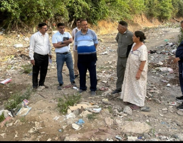 मंत्री गणेश जोशी बिंदाल नदी क्षेत्र में निरीक्षण करते हुए। मंत्री गणेश जोशी बिंदाल नदी क्षेत्र में निरीक्षण करते हुए।