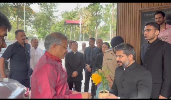 मुख्य चुनाव आयुक्त को देहरादून पहुंचने पर स्वागत करते अधिकारी। मुख्य चुनाव आयुक्त को देहरादून पहुंचने पर स्वागत करते अधिकारी।