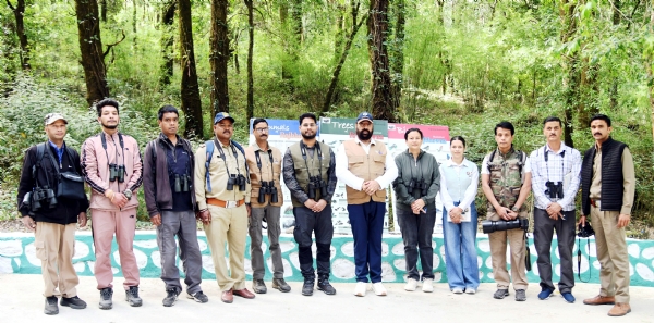 विशेषज्ञों के साथ लोक भवन परिसर एवं गोल्फ कोर्स क्षेत्र में पक्षियों का अवलोकन करते राज्यपाल। विशेषज्ञों के साथ लोक भवन परिसर एवं गोल्फ कोर्स क्षेत्र में पक्षियों का अवलोकन करते राज्यपाल।