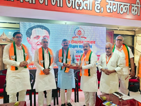 फतेहाबाद। प्रशिक्षण शिविर में कैबिनेट मंत्री कृष्ण बेदी का स्वागत करते भाजपा जिलाध्यक्ष।