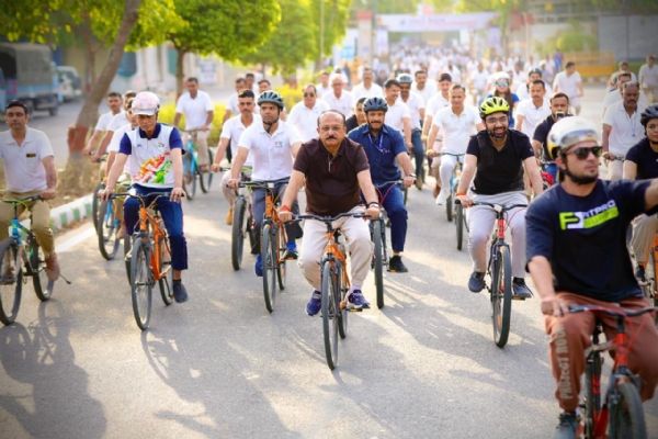 जवाहरलाल नेहरू स्टेडियम में आयोजित फिट इंडिया संडेज़ ऑन साइकिल के 75वें संस्करण में भाग लेते दिल्ली के शिक्षा मंत्री आशीष सूद