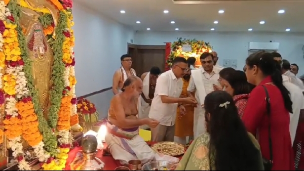 श्रद्धालुओं द्वारा महाप्रसाद ग्रहण करते और पंडित जी द्वारा पूजा करते