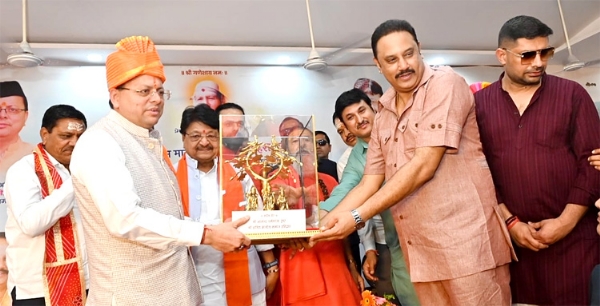 समारोह के दौरान सीएम धामी का सम्मान करते हुए समारोह के दौरान सीएम धामी का सम्मान करते हुए