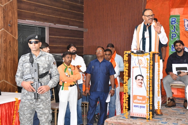 व्हाइट हाउस मुरादाबाद में भाजपा मुरादाबाद महानगर के दो दिवसीय जिला प्रशिक्षण वर्ग के समापन सत्र को संबोधित करते उपमुख्यमंत्री बृजेश पाठक। व्हाइट हाउस मुरादाबाद में भाजपा मुरादाबाद महानगर के दो दिवसीय जिला प्रशिक्षण वर्ग के समापन सत्र को संबोधित करते उपमुख्यमंत्री बृजेश पाठक।