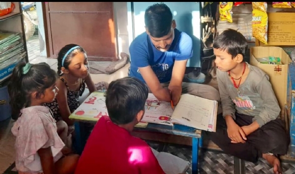 ब्रह्मपुरी निवासी दिव्यांग मनीष शर्मा बच्चों के साथ।