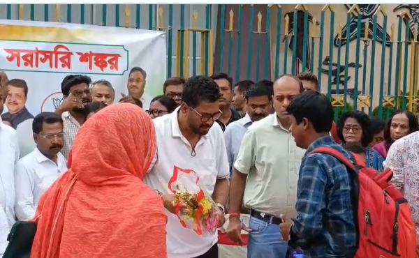सिलीगुड़ी के भाजपा विधायक शंकर घोष लोगों की समस्या सुनते हुए