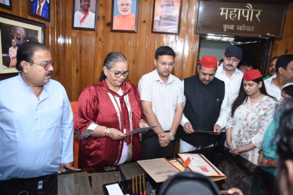 सपा पार्षद को शपथ दिलाती महापौर सपा पार्षद को शपथ दिलाती महापौर