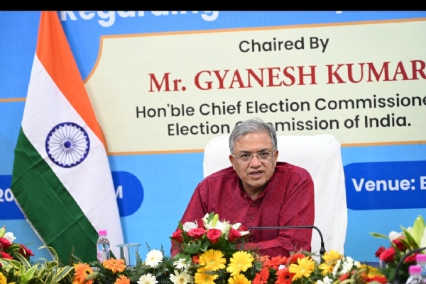 मुख्य निर्वाचन आयुक्त ज्ञानेश कुमार  देहरादून में उच्च स्तरीय बैठक करते हुए।
