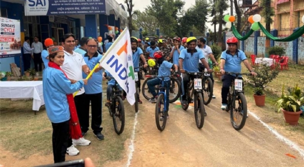 धर्मशाला में रेस्लर बबिता फोगाट झंडी दिखाते हुए। धर्मशाला में रेस्लर बबिता फोगाट झंडी दिखाते हुए।