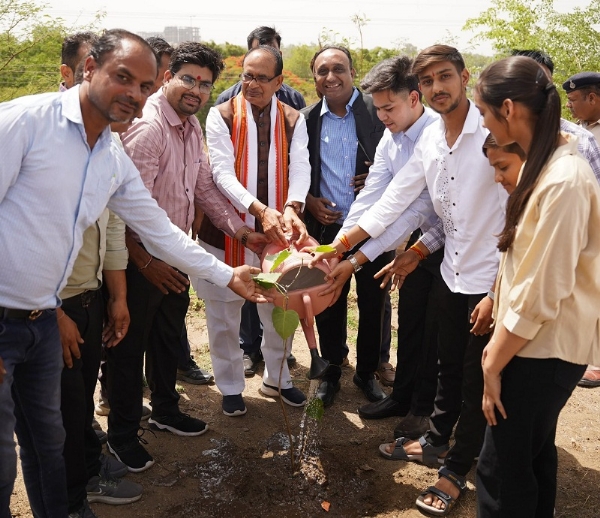 भोपाल में पौधरोपण करते हुए केन्द्रीय कृषि मंत्री शिवराज सिंह चौहान भोपाल में पौधरोपण करते हुए केन्द्रीय कृषि मंत्री शिवराज सिंह चौहान