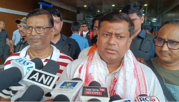 बागडोगरा एयरपोर्ट पर पत्रकारों से बात करते केंद्रीय मंत्री सुकांत मजूमदार बागडोगरा एयरपोर्ट पर पत्रकारों से बात करते केंद्रीय मंत्री सुकांत मजूमदार