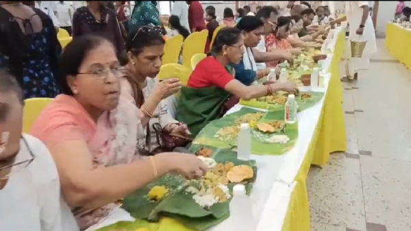 श्रद्धालुओं द्वारा महाप्रसाद ग्रहण करते और पंडित जी द्वारा पूजा करते