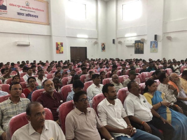 सभागार में उपस्थित गणमान्य लोग