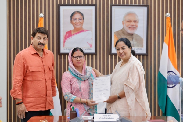मुख्यमंत्री रेखा गुप्ता ने रविवार को हर्ष विहार ए-3 के वर्षों बाद बिजली कनेक्शन पाने वाले 36 परिवारों के सदस्यों से मुलाकात करती हुईं मुख्यमंत्री रेखा गुप्ता ने रविवार को हर्ष विहार ए-3 के वर्षों बाद बिजली कनेक्शन पाने वाले 36 परिवारों के सदस्यों से मुलाकात करती हुईं