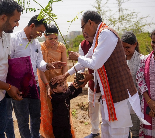 भोपाल में पौधरोपण करते हुए केन्द्रीय कृषि मंत्री शिवराज सिंह चौहान भोपाल में पौधरोपण करते हुए केन्द्रीय कृषि मंत्री शिवराज सिंह चौहान