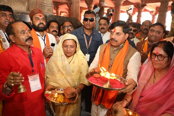 भोजशाला में मां वाग्देवी के दर्शन करते हुए मुख्यमंत्री भोजशाला में मां वाग्देवी के दर्शन करते हुए मुख्यमंत्री