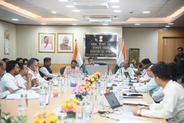 नई दिल्ली में राजस्थान के राष्ट्रीय राजमार्गों की समीक्षा बैठक करते केंद्रीय मंत्री नितिन गडकरी। नई दिल्ली में राजस्थान के राष्ट्रीय राजमार्गों की समीक्षा बैठक करते केंद्रीय मंत्री नितिन गडकरी।