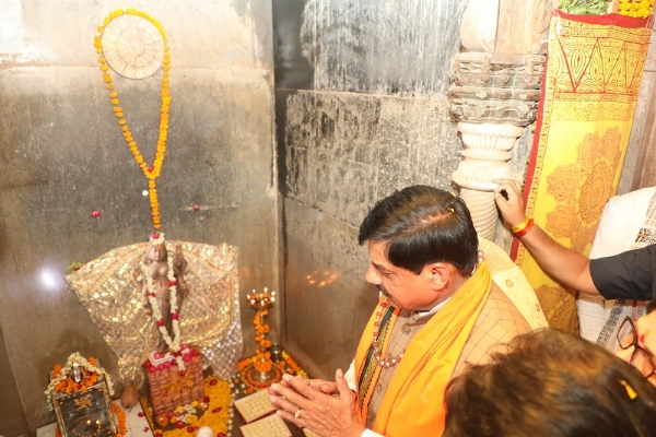 भोजशाला में मां वाग्देवी के दर्शन करते हुए मुख्यमंत्री भोजशाला में मां वाग्देवी के दर्शन करते हुए मुख्यमंत्री