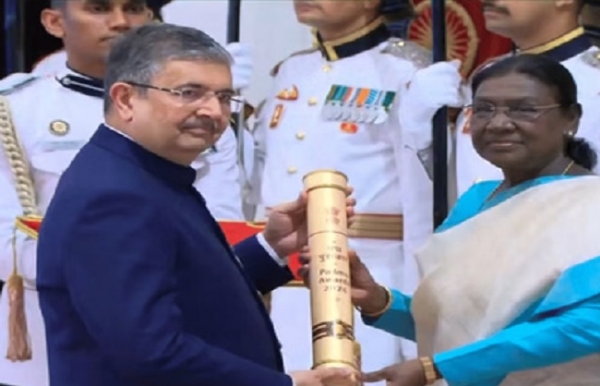 उदय सुरेश कुमार कोटक को पद्म भूषण से सम्मानित करते राष्ट्रपति द्रौपदी मुर्मू उदय सुरेश कुमार कोटक को पद्म भूषण से सम्मानित करते राष्ट्रपति द्रौपदी मुर्मू