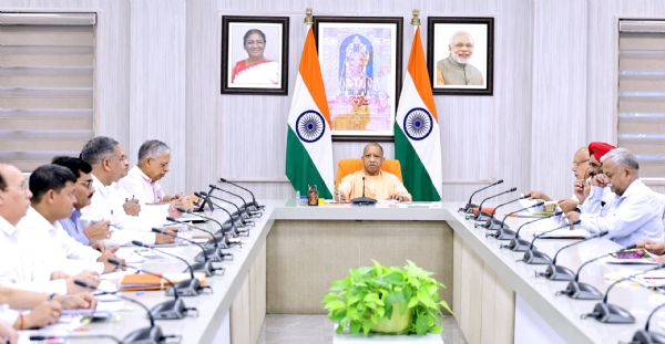 बैठक करते योगी