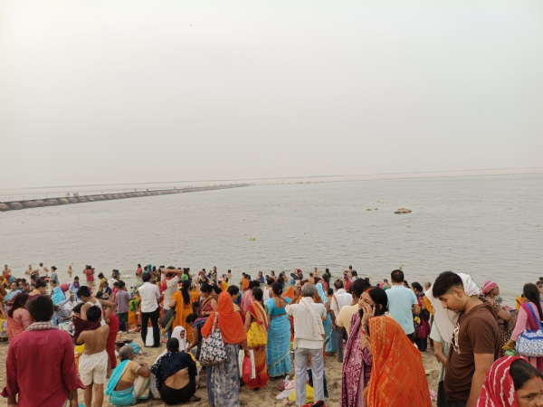 गंगा स्नान करते लोग