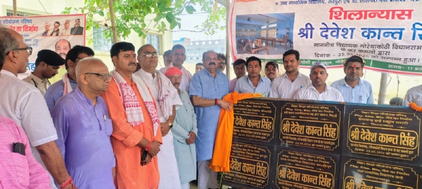 शिलान्यास करते विधायक दिवेशकांत सिंह शिलान्यास करते विधायक दिवेशकांत सिंह