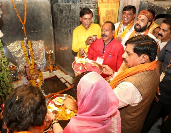भोजशाला में मां वाग्देवी के दर्शन करते हुए मुख्यमंत्री भोजशाला में मां वाग्देवी के दर्शन करते हुए मुख्यमंत्री