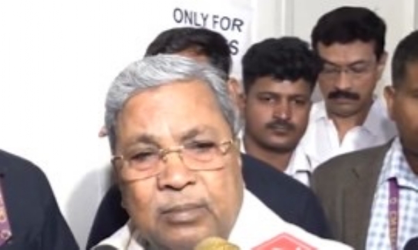 कर्नाटक के मुख्यमंत्री सिद्धारमैया नई दिल्ली में पत्रकारों से बात करते हुए। कर्नाटक के मुख्यमंत्री सिद्धारमैया नई दिल्ली में पत्रकारों से बात करते हुए।