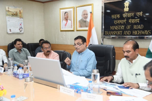 नई दिल्ली में राजस्थान के राष्ट्रीय राजमार्गों की समीक्षा बैठक करते केंद्रीय मंत्री नितिन गडकरी। नई दिल्ली में राजस्थान के राष्ट्रीय राजमार्गों की समीक्षा बैठक करते केंद्रीय मंत्री नितिन गडकरी।