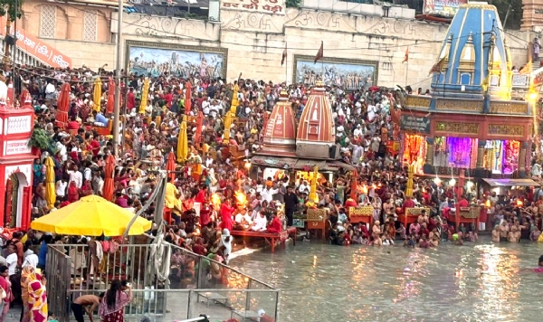 हरकी पैड़ी पर श्रद्धालुओं की भीड़ हरकी पैड़ी पर श्रद्धालुओं की भीड़