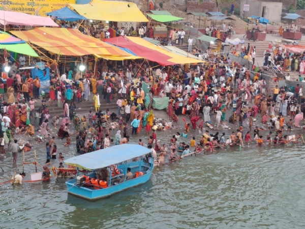 गंगा स्नान करते भक्त गंगा स्नान करते भक्त