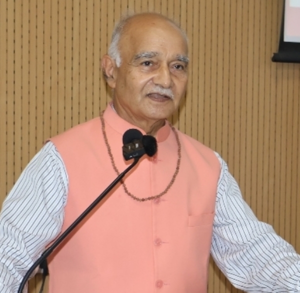 कुलाधिपति प्रो. रामा शंकर दुबे सेमिनार में बोलते हुए