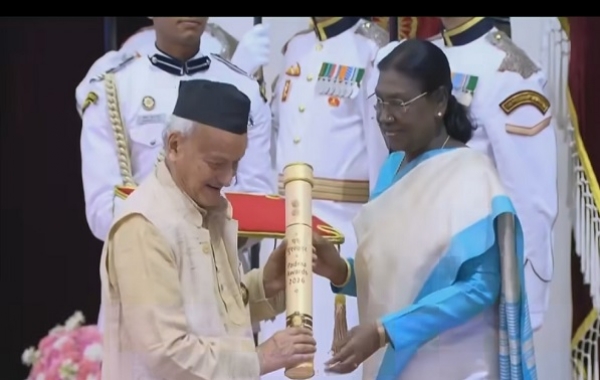 राष्ट्रपति भगत सिंह कोश्यारी को पद्मभूषण से सम्मानित करती हुई। राष्ट्रपति भगत सिंह कोश्यारी को पद्मभूषण से सम्मानित करती हुई।