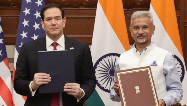 विदेश मंत्री एस जयशंकर और अमेरिकी विदेश मंत्री मार्को रुबियो क्वाड संबंधी महत्वपूर्ण समझौते पर दस्तावेज़ लेकर। दोनों देशों के बीच क्रिटिकल मिनरल्स फ्रेमवर्क पर हस्ताक्षर हुए। विदेश मंत्री एस जयशंकर और अमेरिकी विदेश मंत्री मार्को रुबियो क्वाड संबंधी महत्वपूर्ण समझौते पर दस्तावेज़ लेकर। दोनों देशों के बीच क्रिटिकल मिनरल्स फ्रेमवर्क पर हस्ताक्षर हुए।