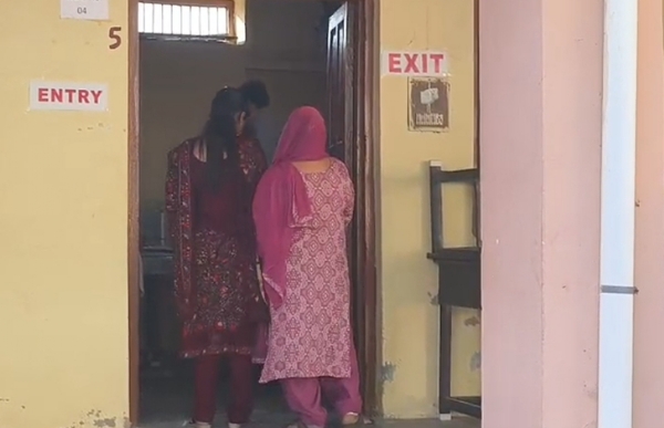 पंचायत चुनाव के लिए मतदान पंचायत चुनाव के लिए मतदान