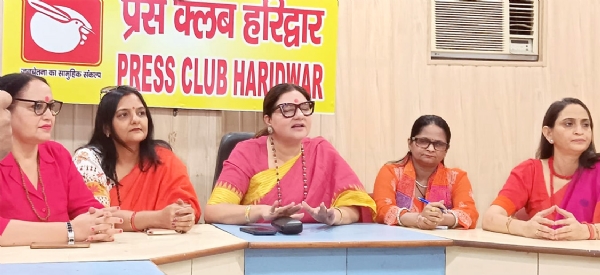 पत्रकारों से वार्ता करते हुए पत्रकारों से वार्ता करते हुए