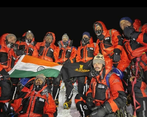 विश्व की सबसे ऊंची चोटी माउंट एवरेस्ट पर तिरंगा के साथ जवानों की टीम।