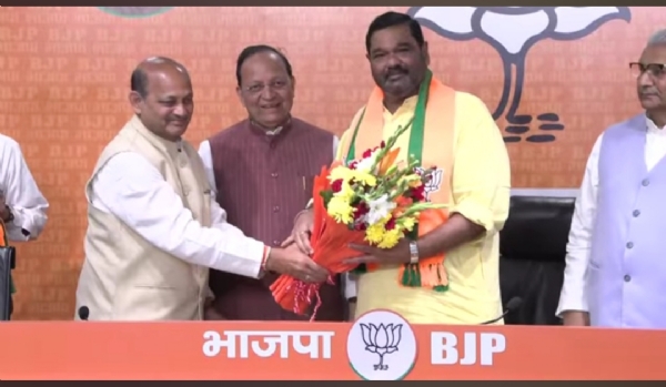 भाजपा की सदस्यता ग्रहण करते देबाशीष समांतराय