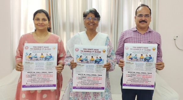 पूर्वांचल विश्वविद्यालय की कुलपति प्रो वंदना सिंह पोस्टर जारी करते हुए