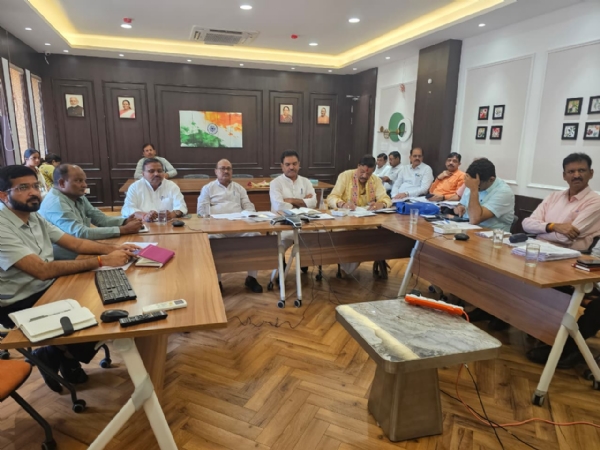 समीक्षा बैठक करते समाज कल्याण विभाग के मंत्री असीम अरुण