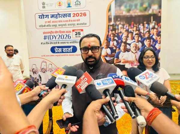 पत्रकारों से बातचीत करते हुए आयुष मंत्री प्रतापराव जाधव