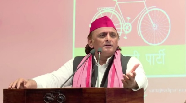 सपा अध्यक्ष अखिलेश यादव बोलते हुए